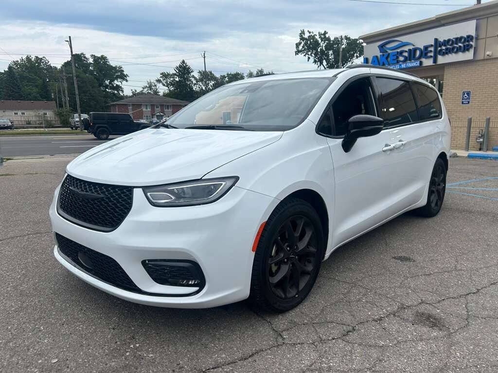 Used 2025 Chrysler Pacifica Limited FWD image 1
