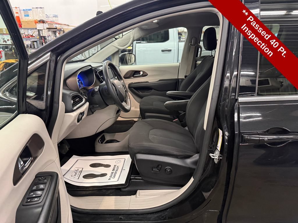 Used 2022 Chrysler Voyager LX FWD image 12