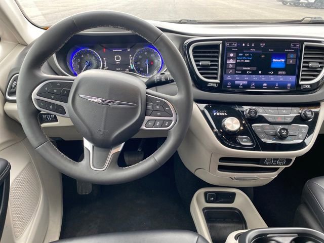 Used 2024 Chrysler Pacifica Touring-L image 7
