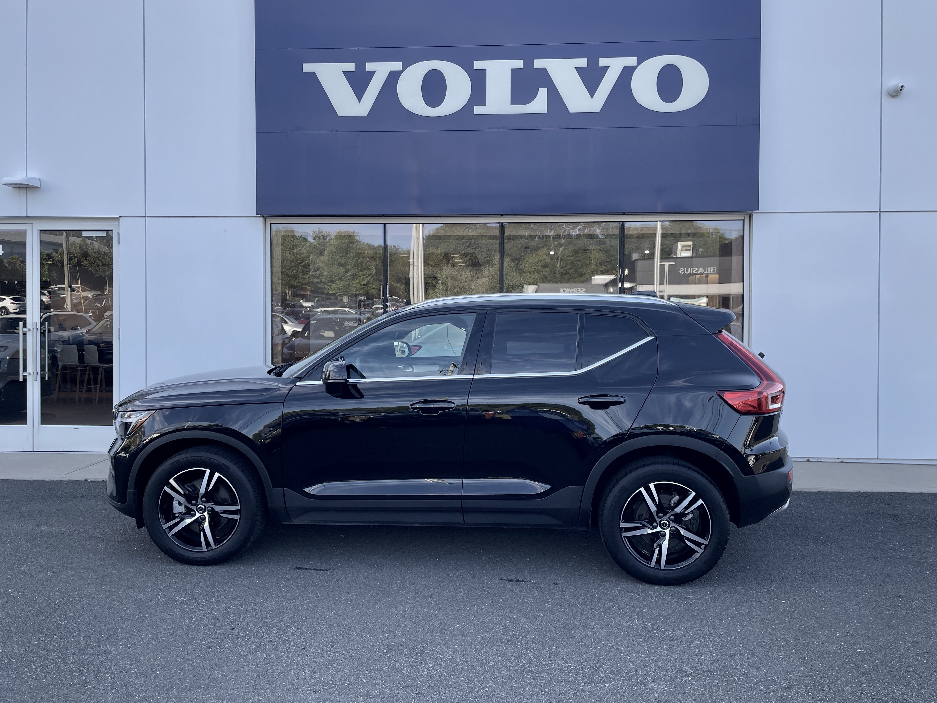Certified 2025 Volvo XC40 B5 Core AWD/4WD image 4