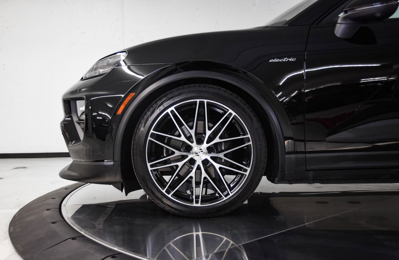 Certified 2025 Porsche Macan Electric image 11