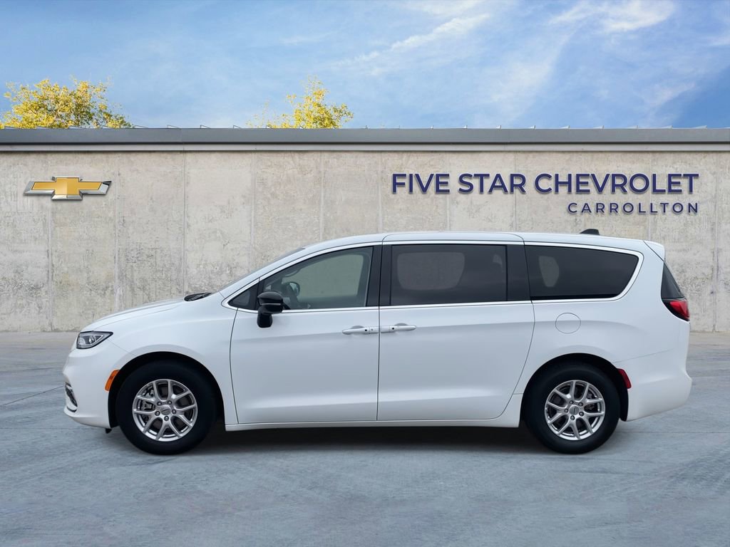 Used 2024 Chrysler Pacifica Touring-L image 3