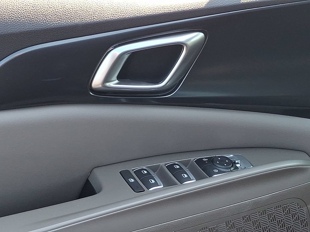 Certified 2025 Kia Carnival FWD image 13