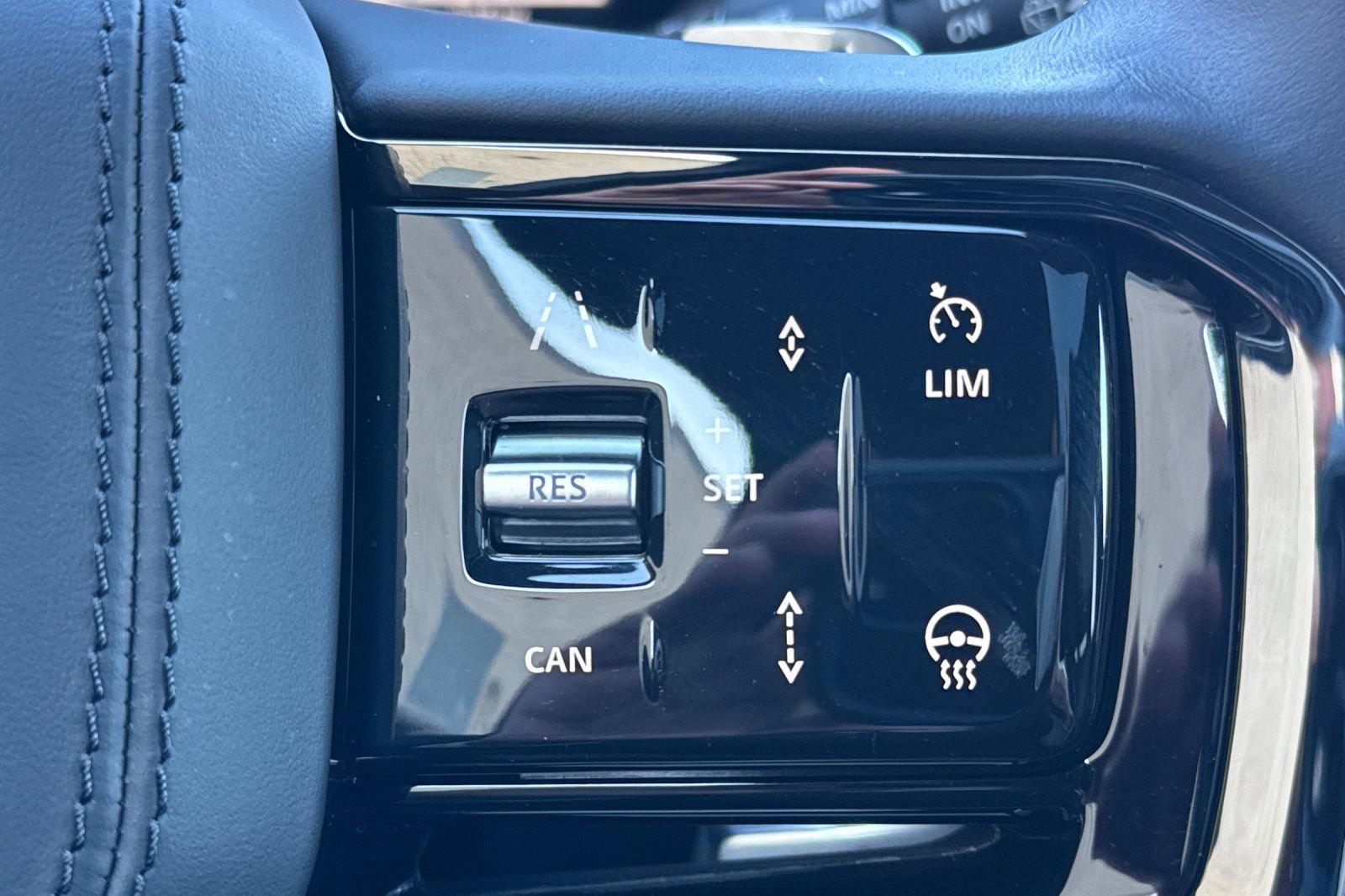 Certified 2025 Land Rover Range Rover Velar Dynamic SE image 29