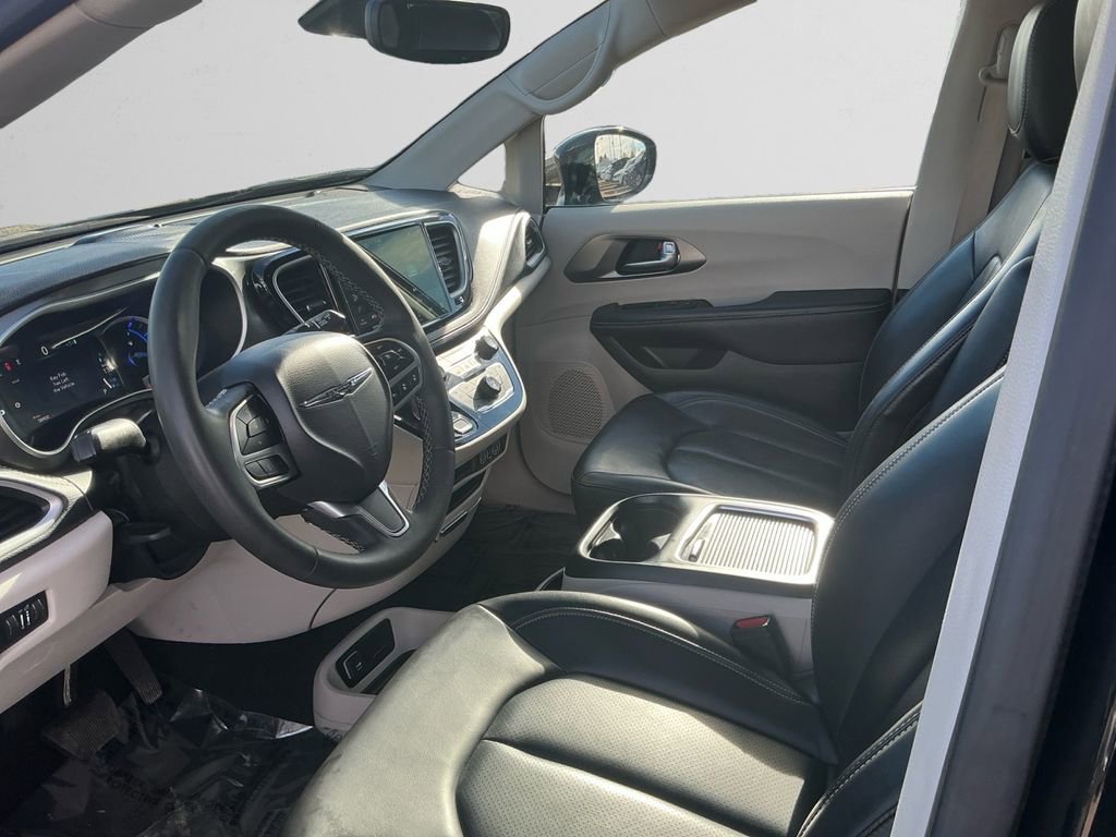 Used 2024 Chrysler Pacifica Select image 9