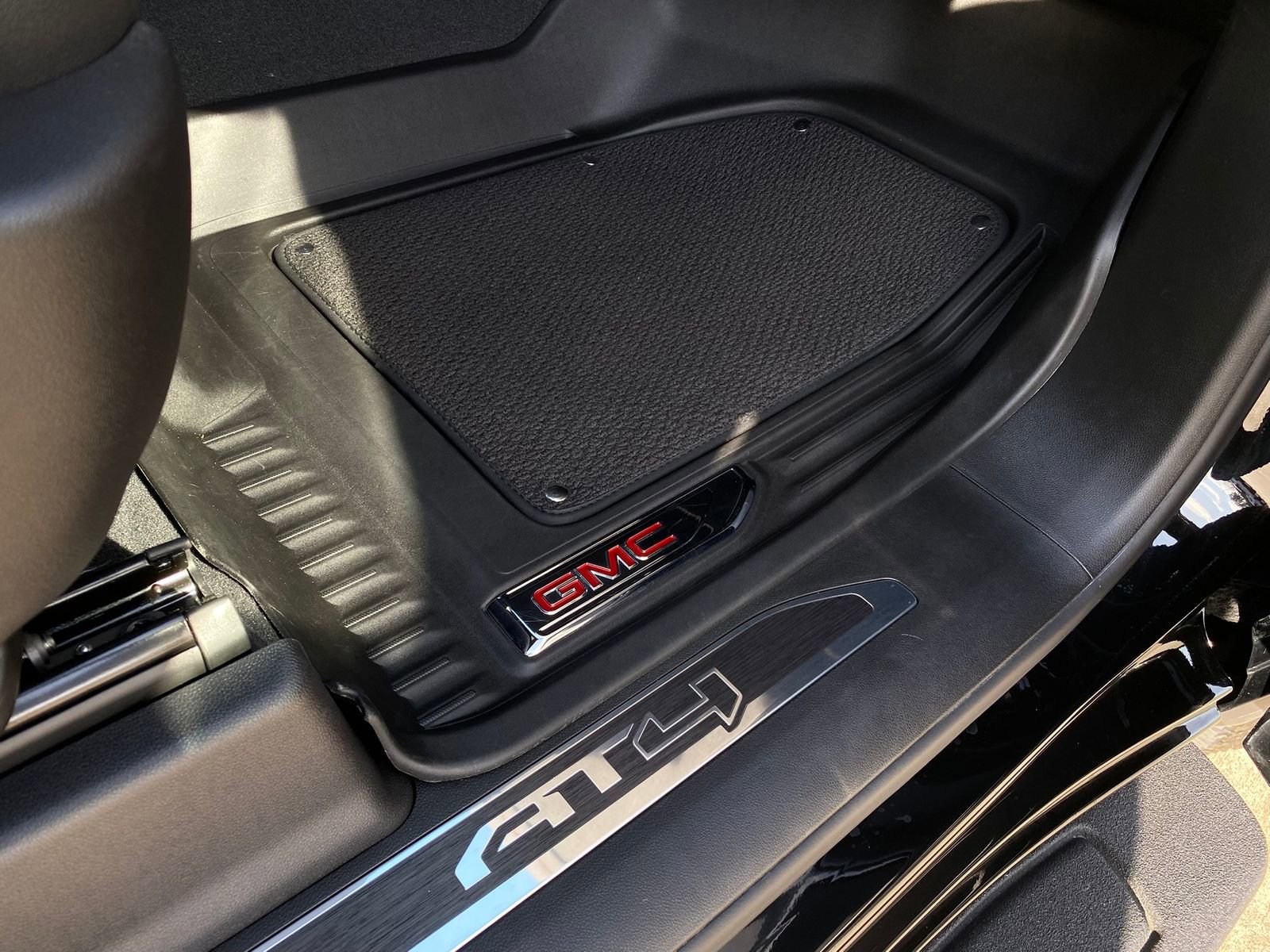 Used 2025 GMC Sierra 2500 AT4 w/ AT4 Preferred Package image 18