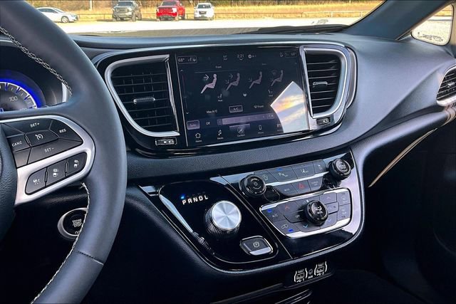 Used 2025 Chrysler Pacifica Select image 9