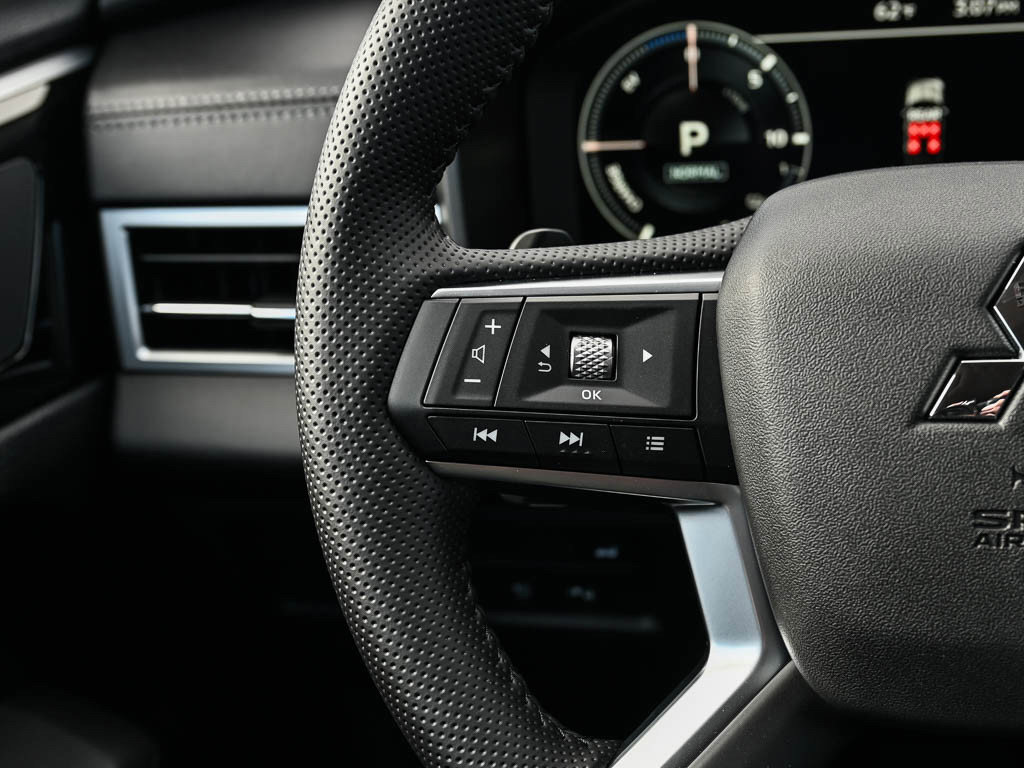 New 2025 Mitsubishi Outlander SE image 21