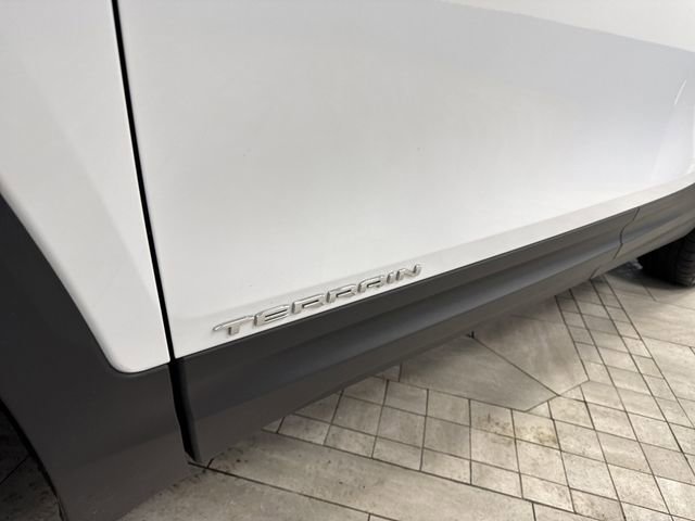 Used 2024 GMC Terrain SLT image 33