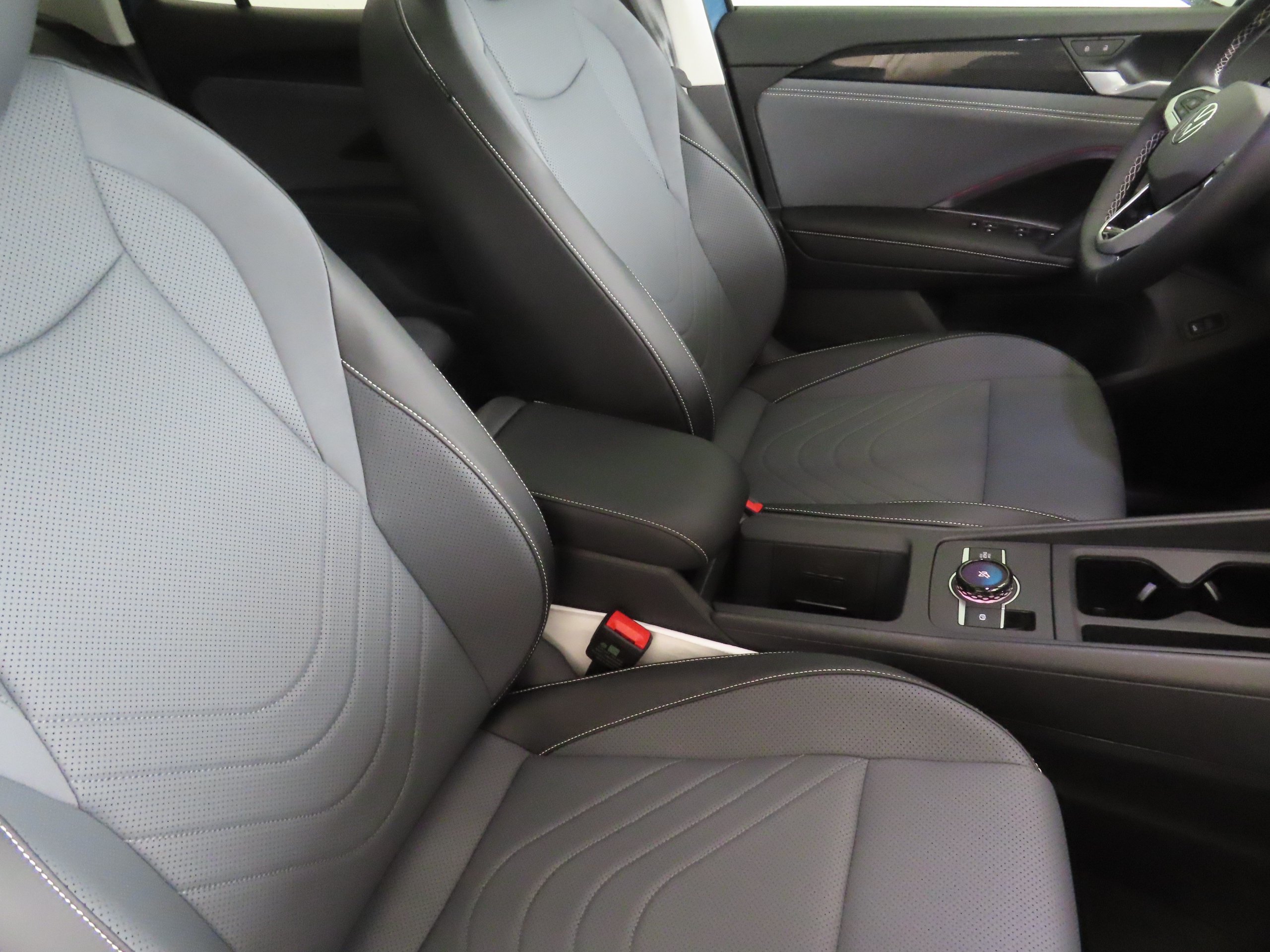 New 2026 Volkswagen Tiguan SE FWD image 25