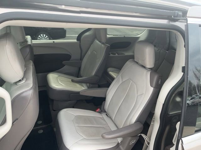 Used 2018 Chrysler Pacifica Touring-L w/ Tire & Wheel Group image 12