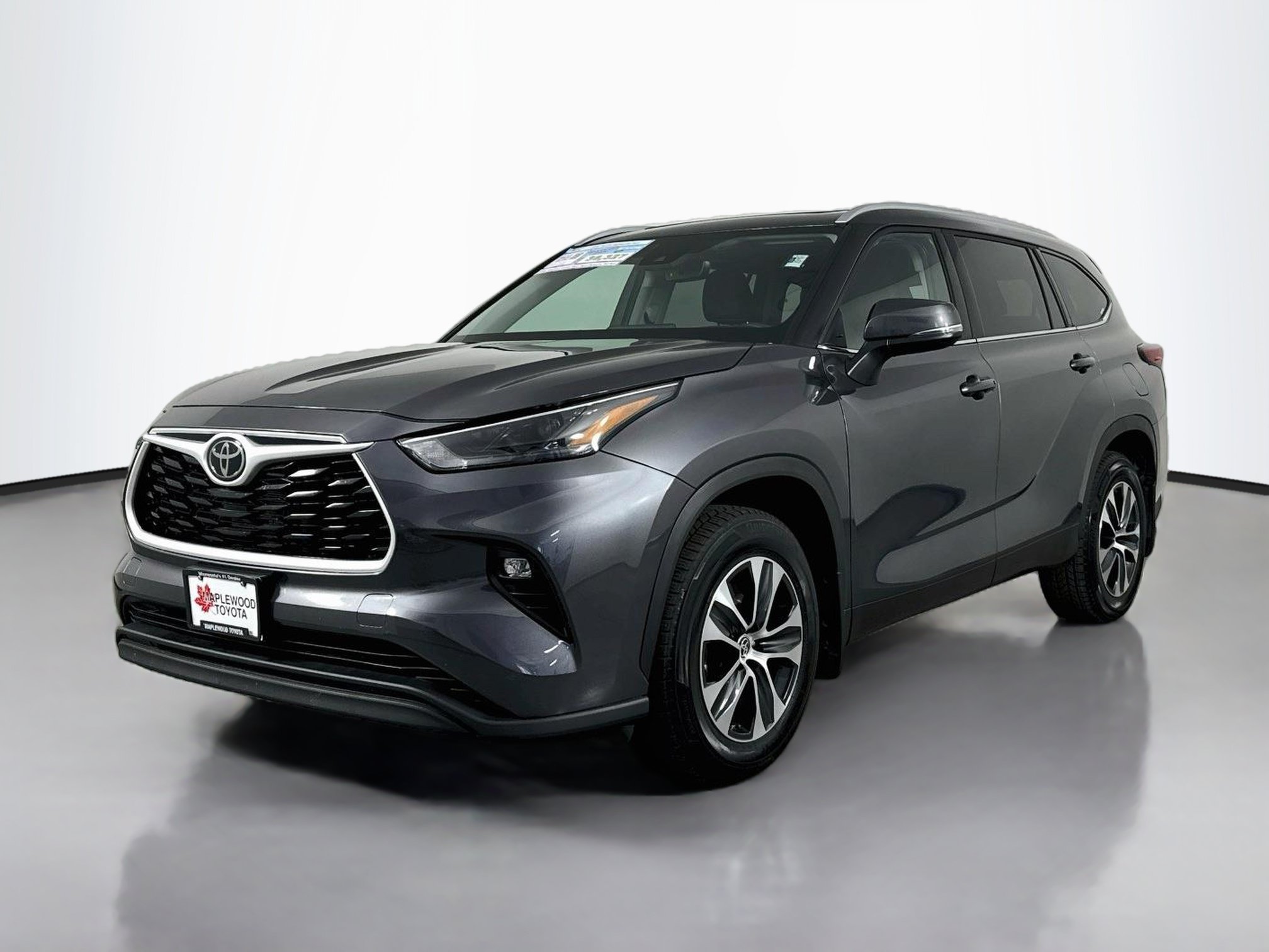 Used 2022 Toyota Highlander XLE AWD/4WD image 3