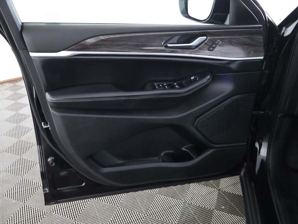 Used 2023 Jeep Grand Cherokee Limited AWD/4WD image 24