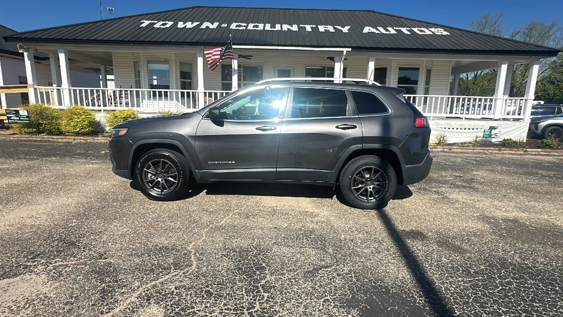 Used 2019 Jeep Cherokee Latitude Plus w/ Cold Weather Group AWD/4WD image 8