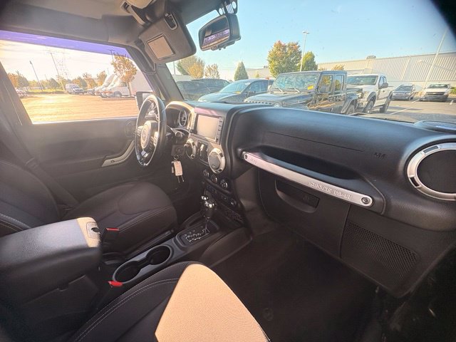 Used 2017 Jeep Wrangler Unlimited Sahara w/ Dual Top Group AWD/4WD image 17