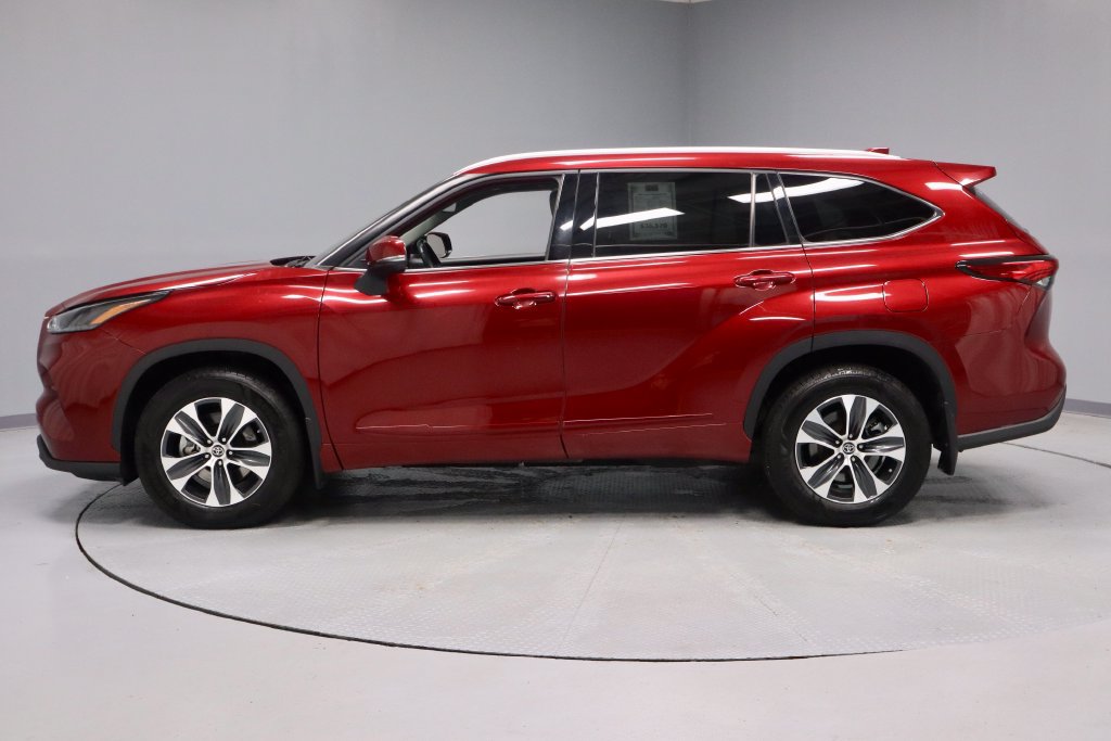 Used 2022 Toyota Highlander XLE AWD/4WD image 8