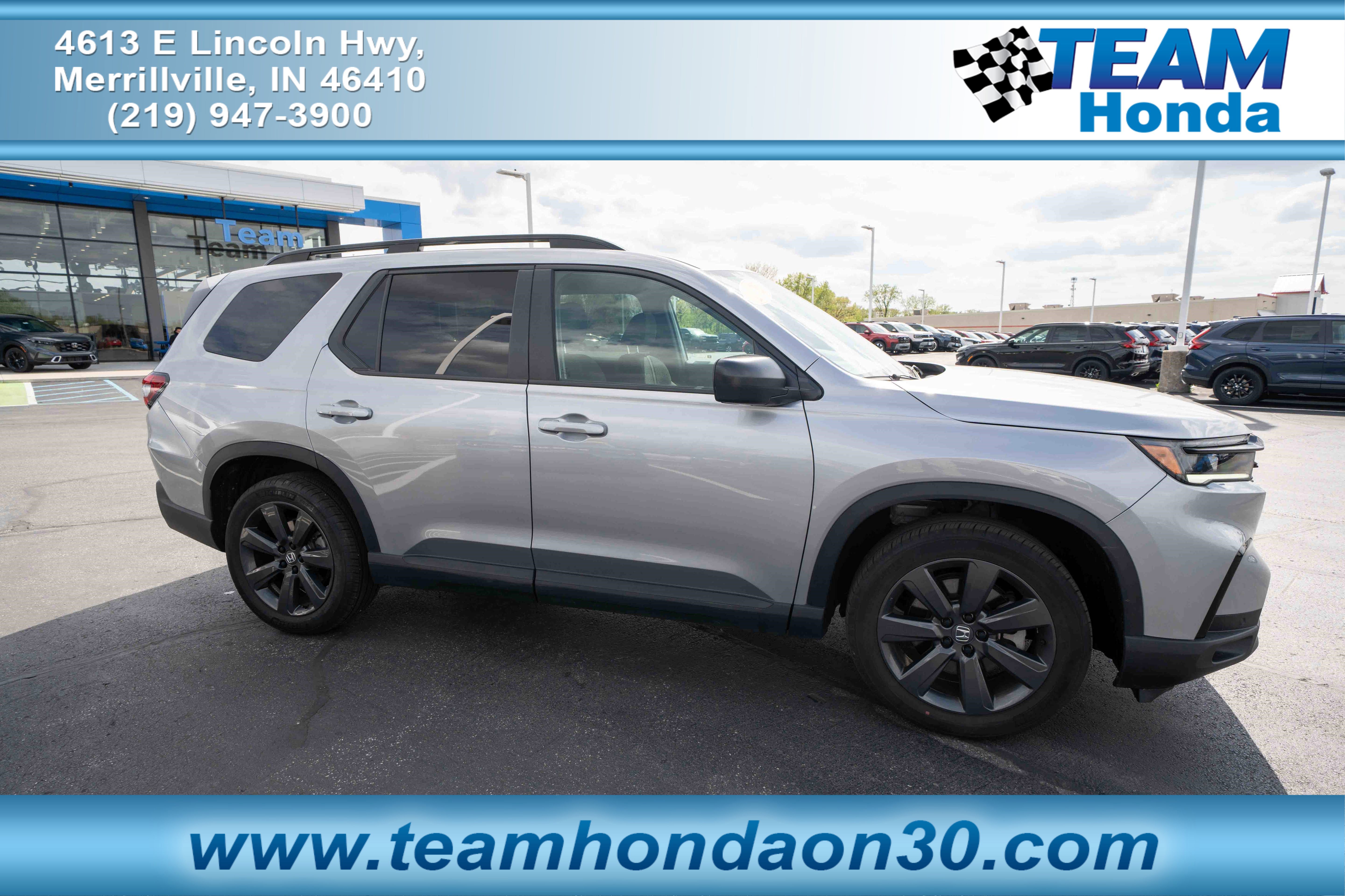 Used 2025 Honda Pilot Sport image 1