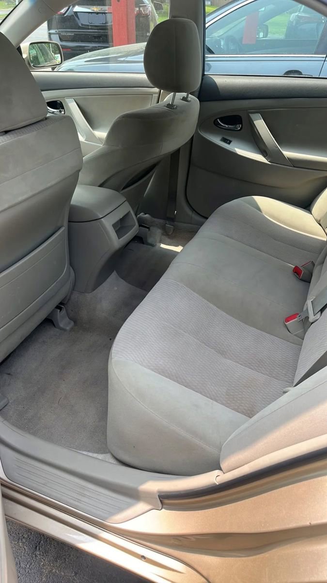 Used 2010 Toyota Camry LE image 5