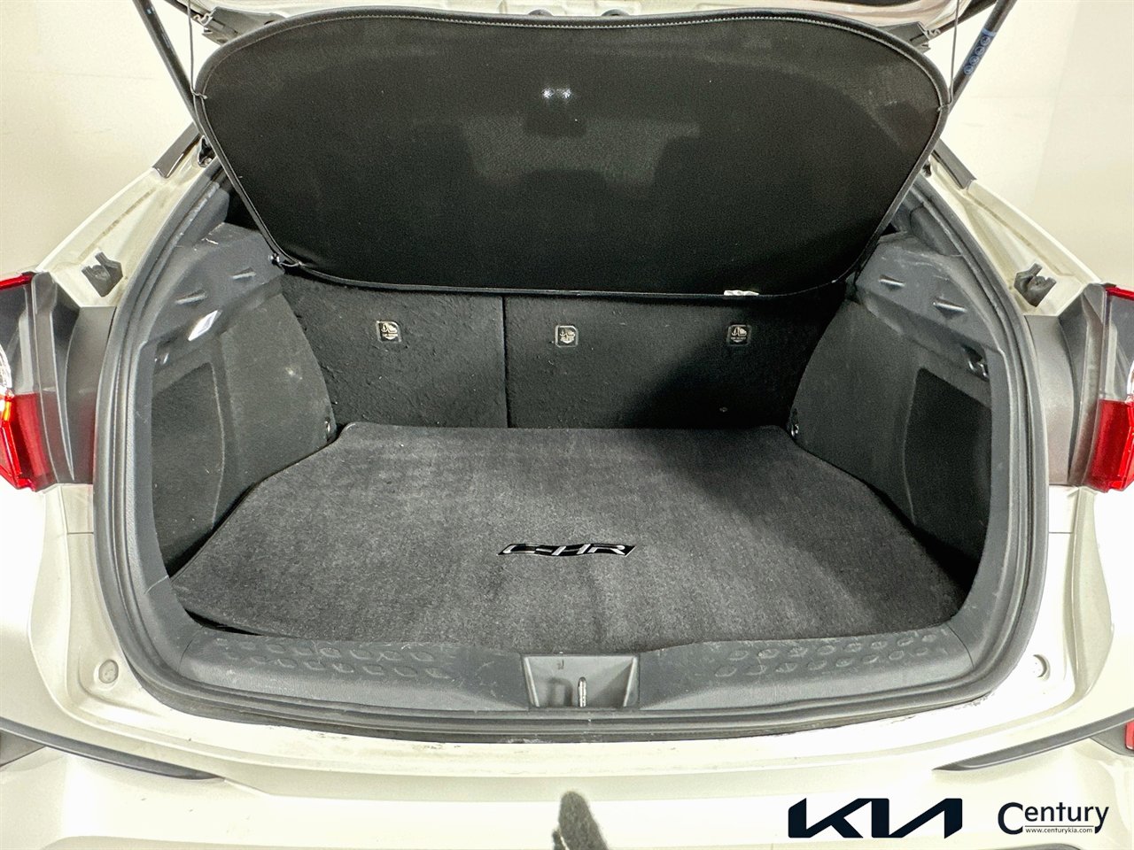 Used 2020 Toyota C-HR XLE image 23