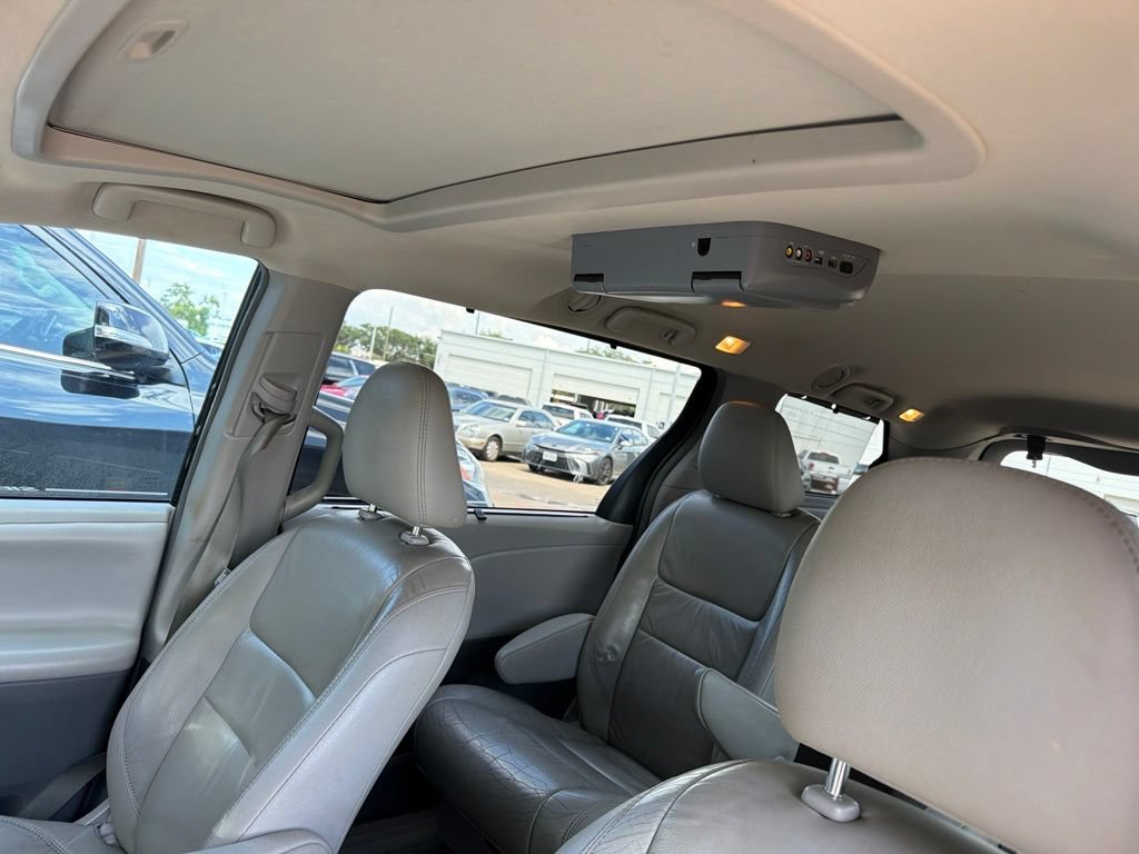 Used 2017 Toyota Sienna XLE w/ XLE Navigation Package FWD image 4