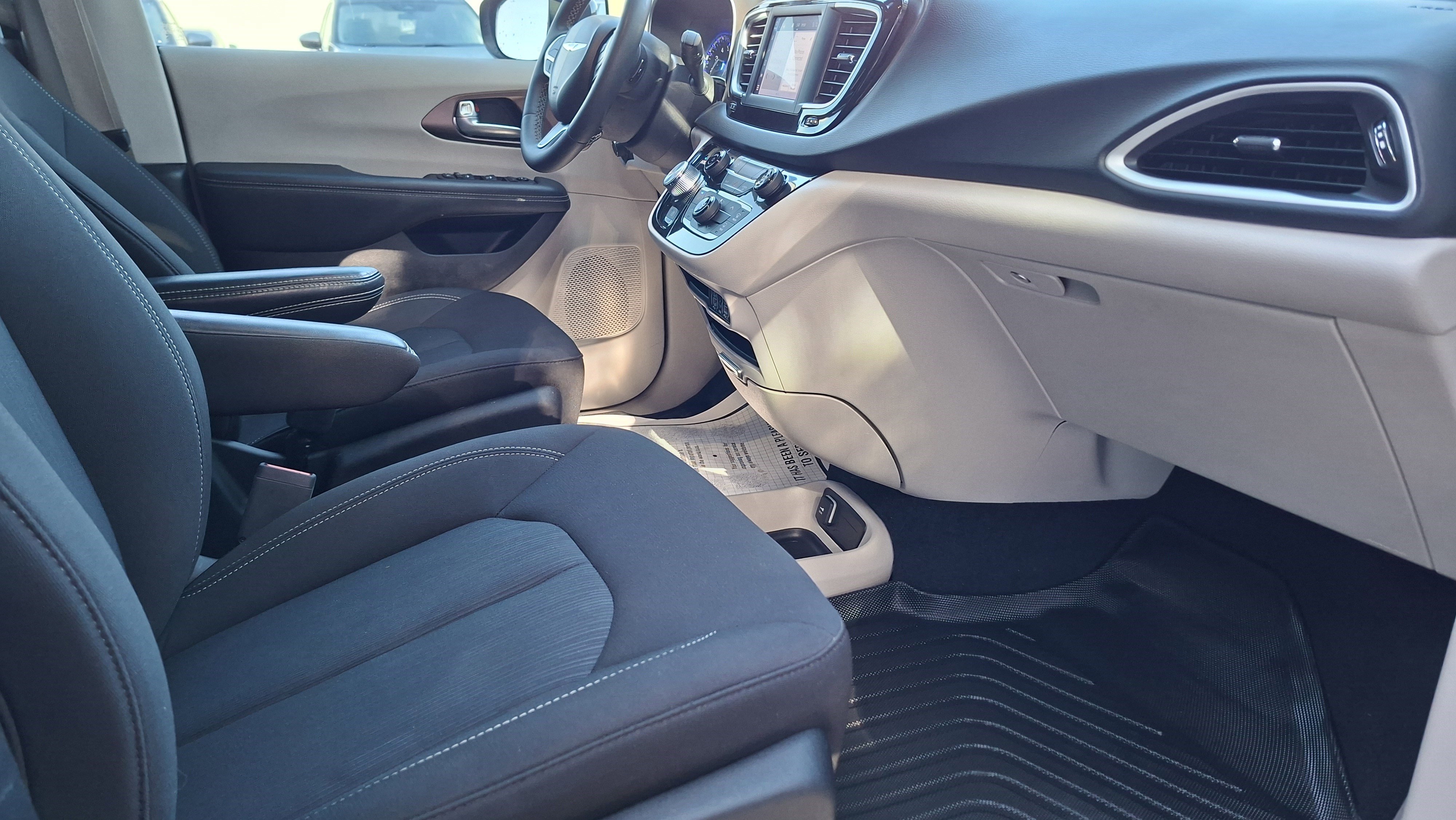 Used 2024 Chrysler Voyager LX image 24