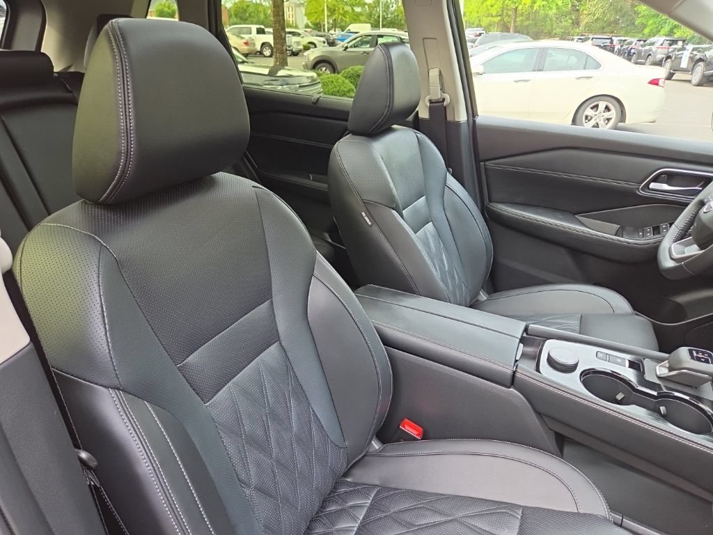 Used 2026 Nissan Rogue Platinum w/ Platinum Premium Package AWD/4WD image 42