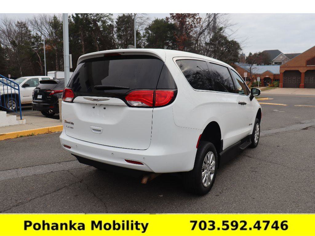Used 2020 Chrysler Voyager L image 9