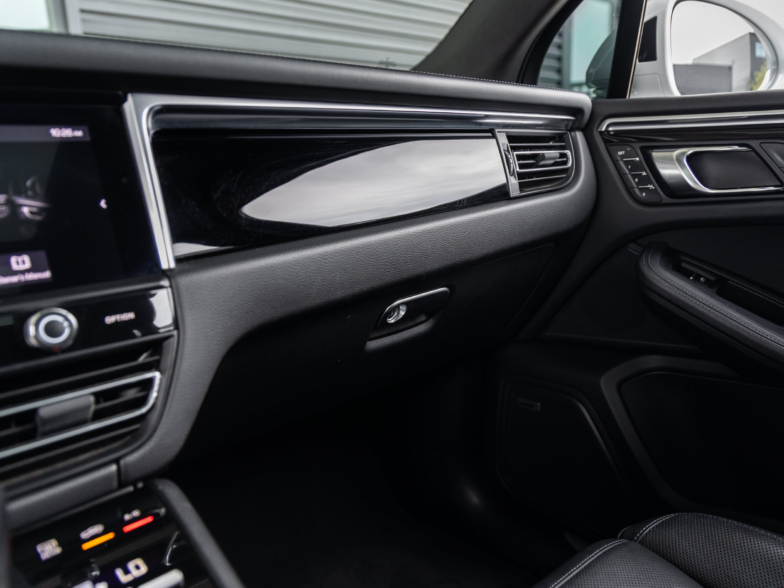Certified 2022 Porsche Macan S AWD/4WD image 28