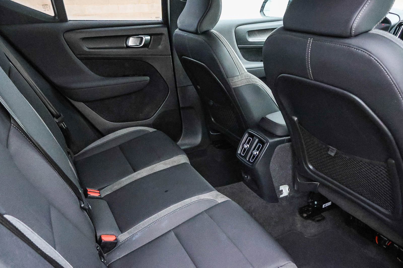 Used 2023 Volvo XC40 Recharge Plus image 22