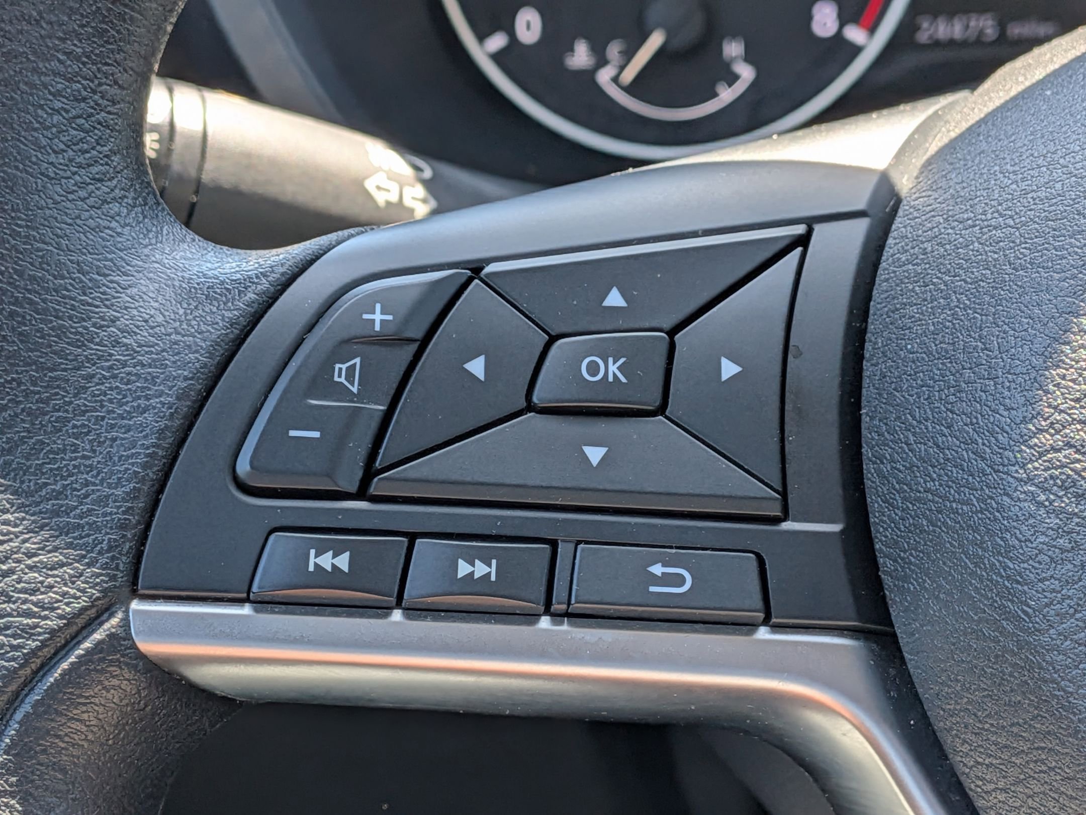 Used 2025 Nissan Sentra SV FWD image 19