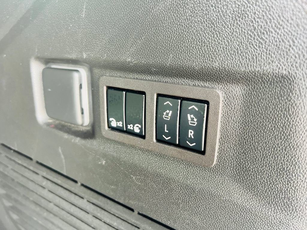 Used 2023 GMC Yukon Denali image 44