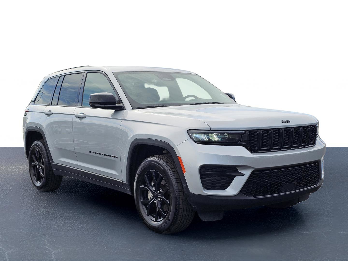 Used 2025 Jeep Grand Cherokee Altitude AWD/4WD image 5