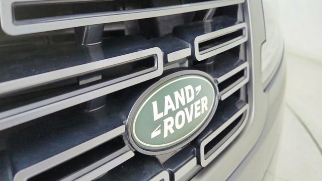 Used 2025 Land Rover Range Rover Sport SE image 17
