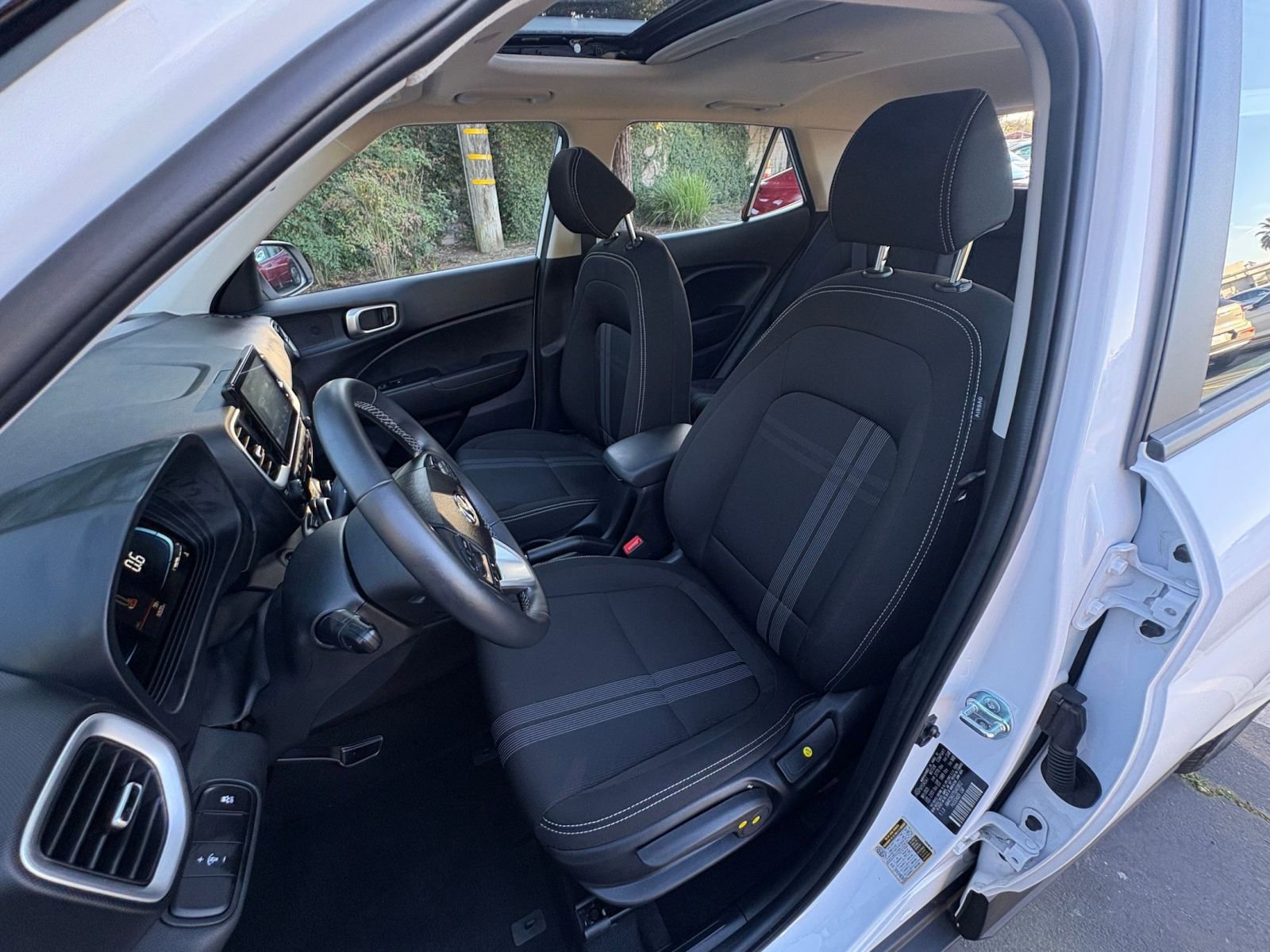 Used 2025 Hyundai Venue SEL image 36