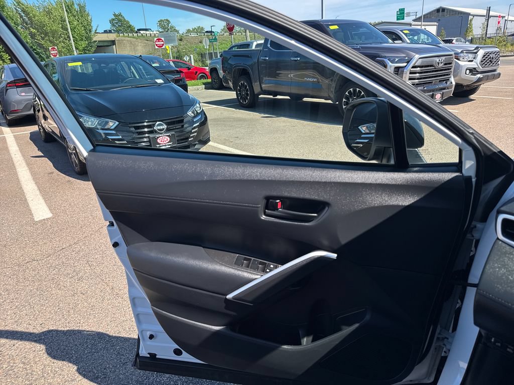 Used 2025 Toyota Corolla Cross AWD Hybrid w/ Moonroof Package image 33