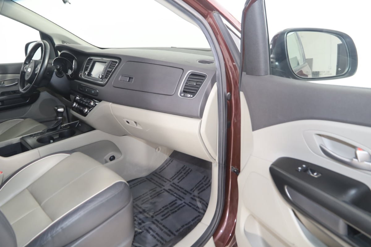 Used 2017 Kia Sedona LX w/ LX Essentials Premium Package FWD image 33