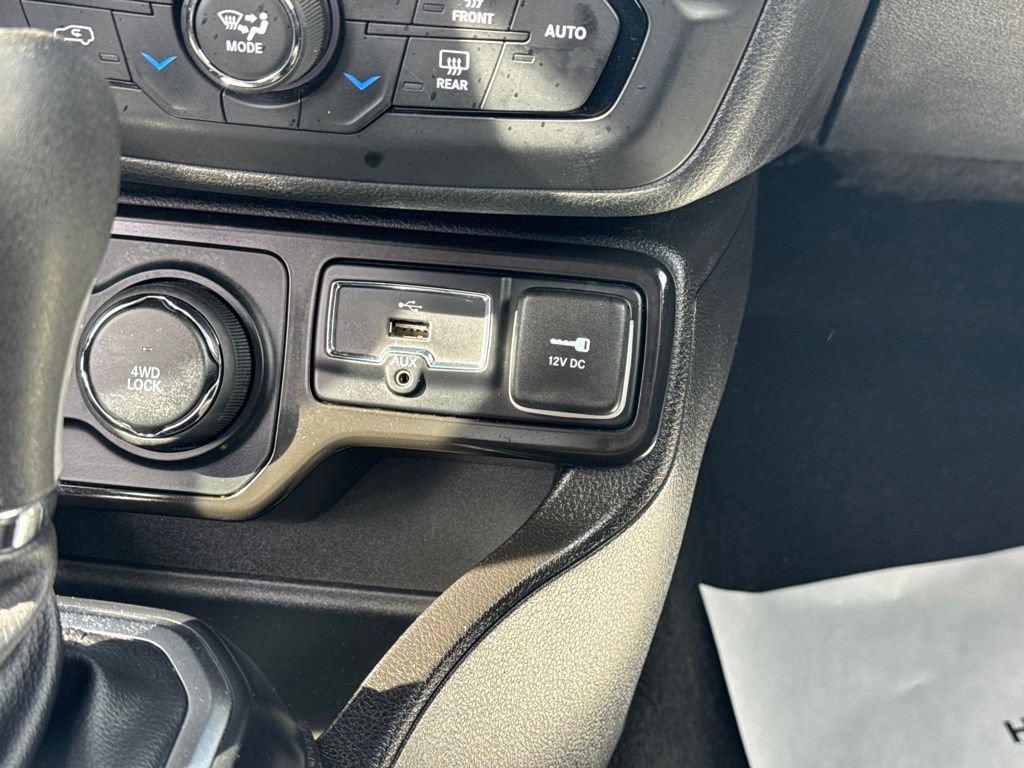 Used 2023 Jeep Renegade Latitude AWD/4WD image 23