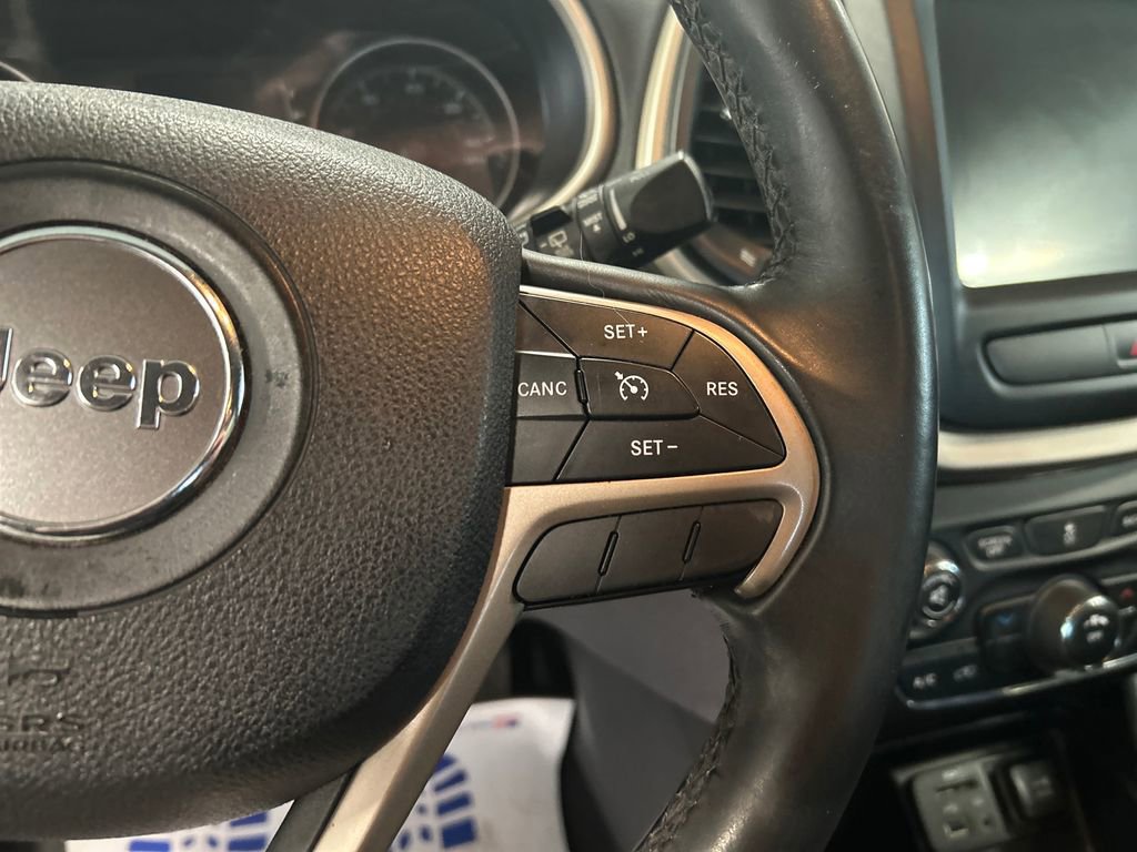 Used 2016 Jeep Cherokee Latitude FWD image 25