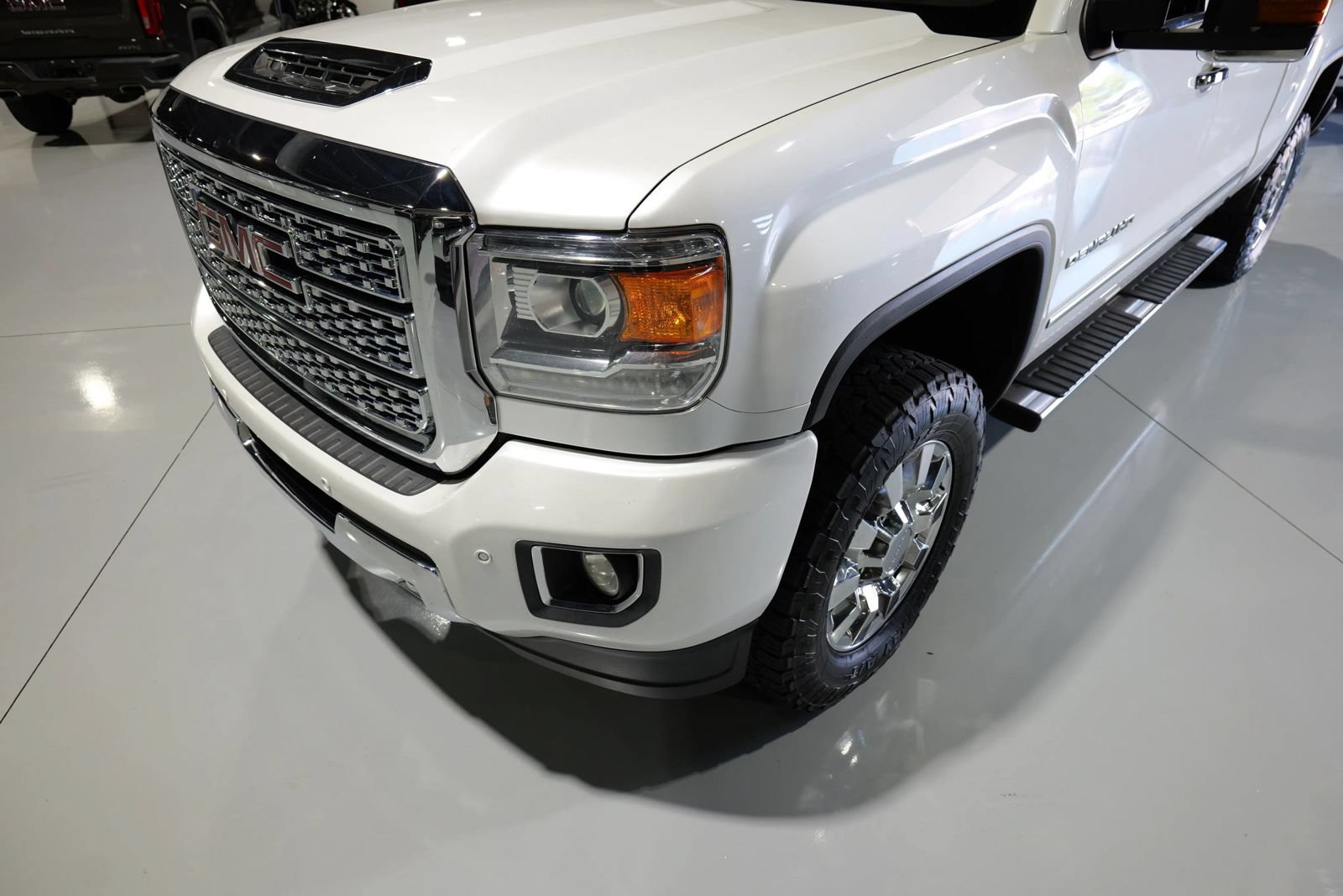 Used 2018 GMC Sierra 2500 Denali w/ Duramax Plus Package AWD/4WD image 9
