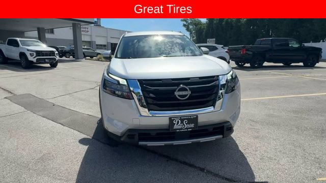 Used 2025 Nissan Pathfinder SL FWD image 3