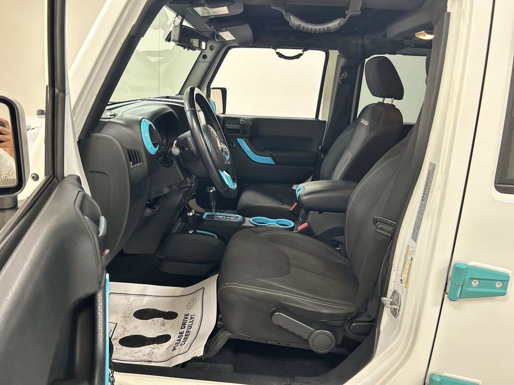 Used 2017 Jeep Wrangler Unlimited Sahara w/ Connectivity Group AWD/4WD image 9