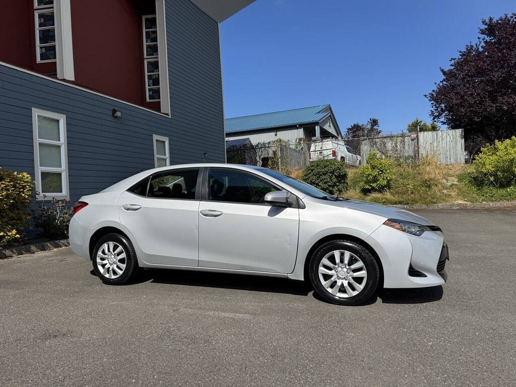 Used 2018 Toyota Corolla LE FWD image 2
