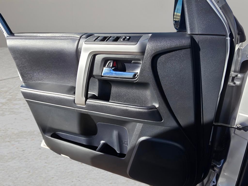 Used 2016 Toyota 4Runner SR5 Premium image 17