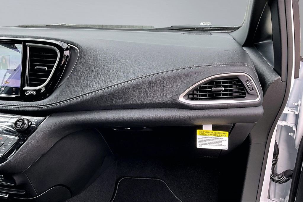 New 2026 Chrysler Pacifica Select FWD image 17