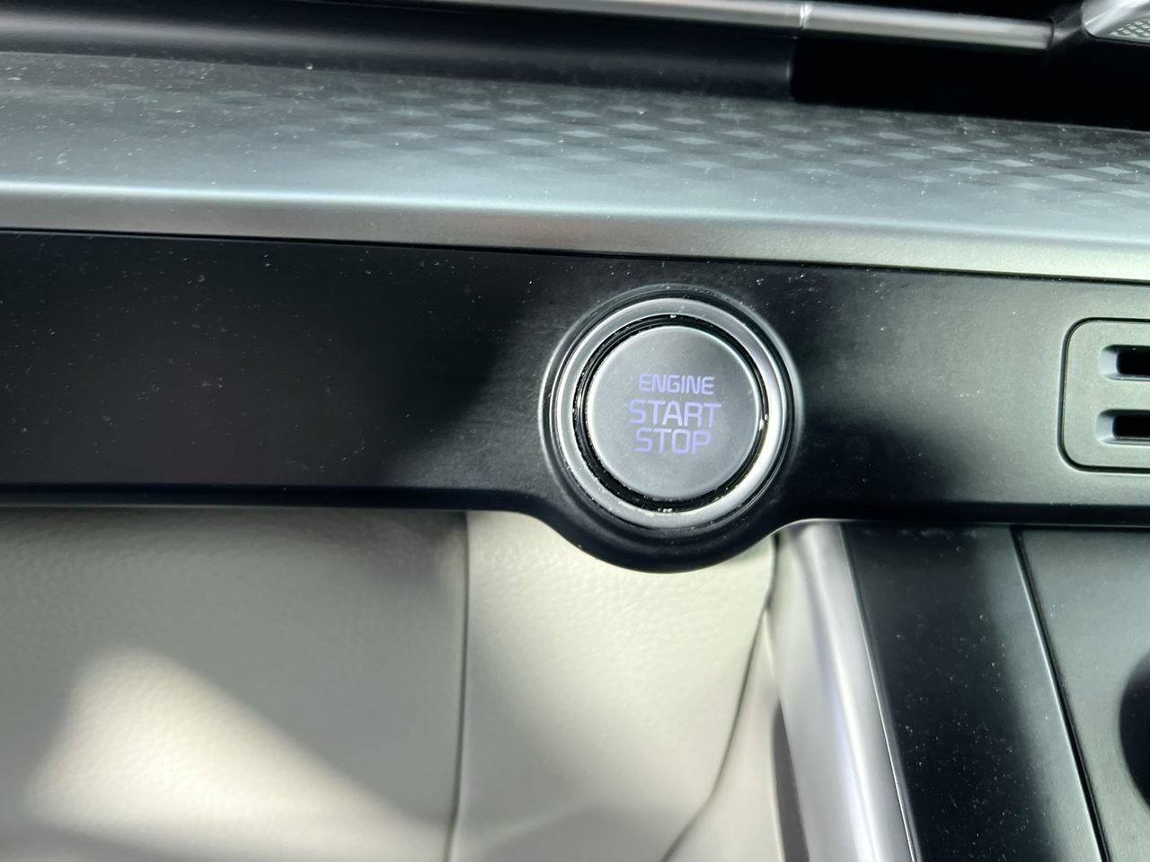 Certified 2024 Kia Carnival LX FWD image 19