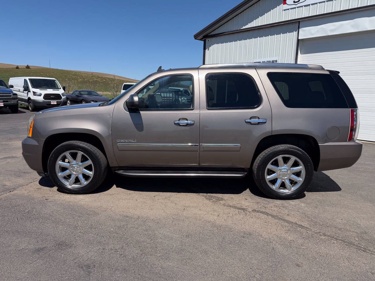 Used 2011 GMC Yukon Denali AWD/4WD image 2