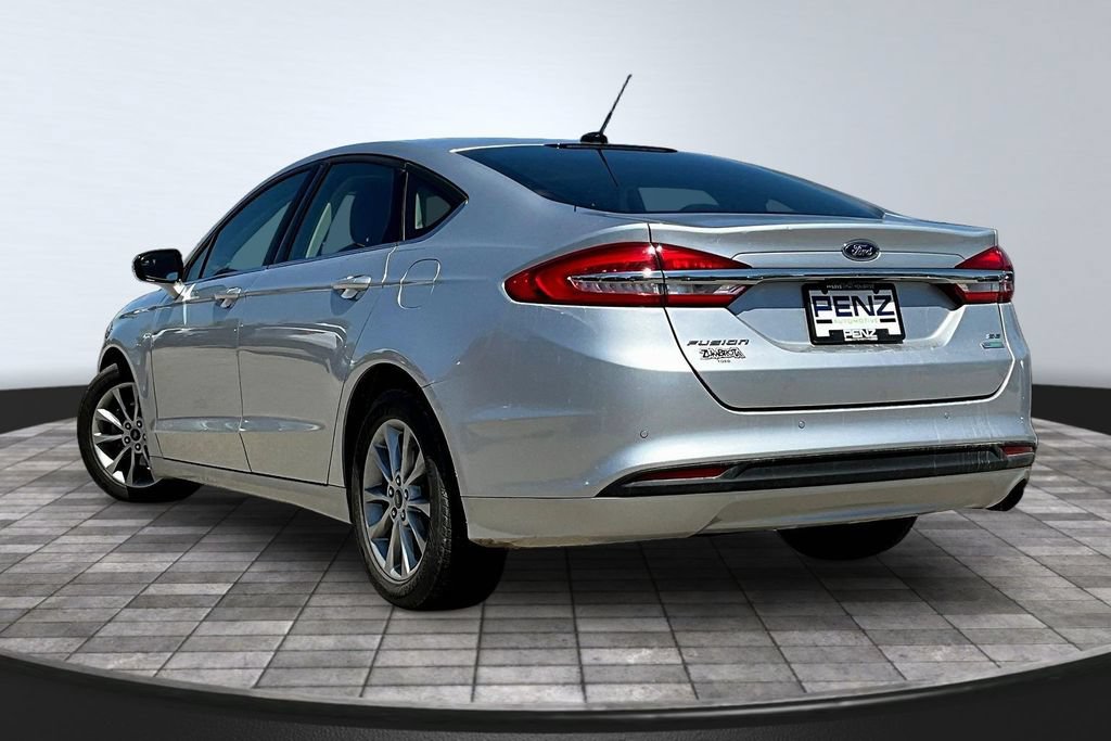 Used 2017 Ford Fusion SE w/ Fusion SE Technology Package FWD image 4