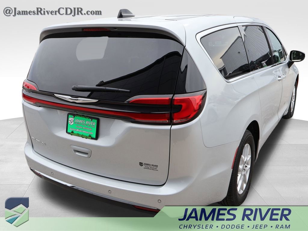 Used 2024 Chrysler Pacifica Touring-L image 5