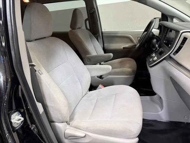 Used 2020 Toyota Sienna L FWD image 38
