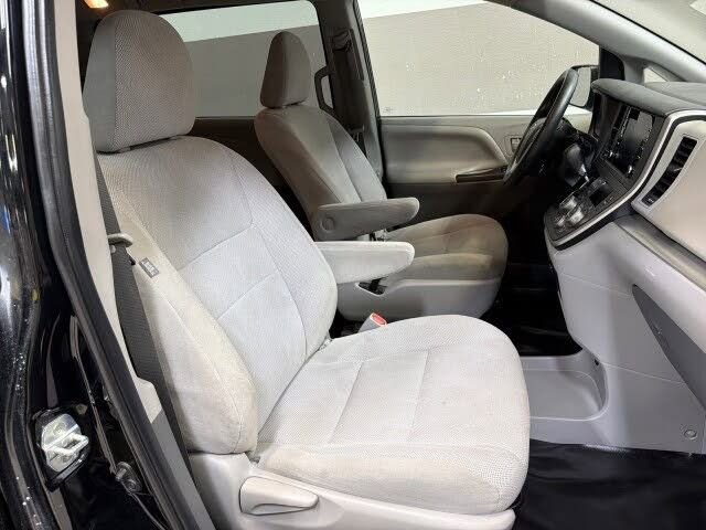 Used 2020 Toyota Sienna L FWD image 38